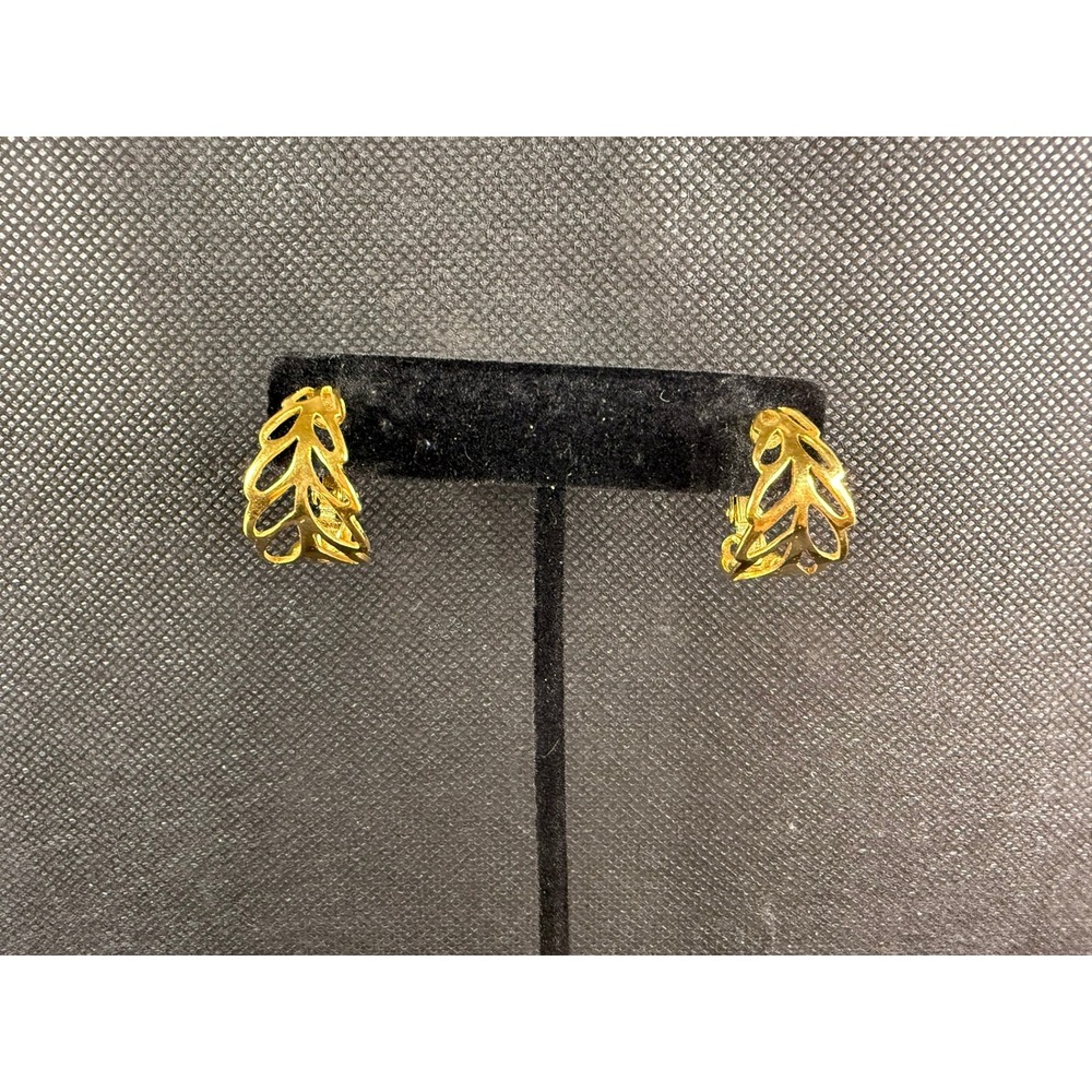 Napier Gold Openwork Leaf Screw‑Back Earrings – Vintage Textured Foliage Design